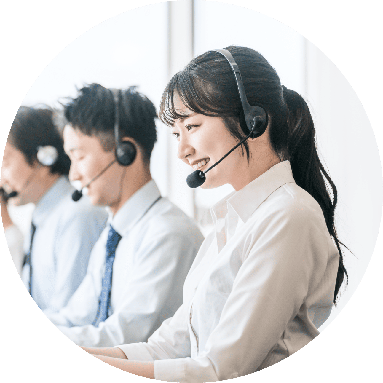 お問い合わせに対応する様子のイメージ